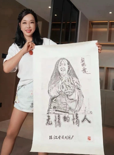 庆奶真是吾辈之楷模，书法写得好，画也画得好。在她笔下，人物画得很传神，一眼就能让