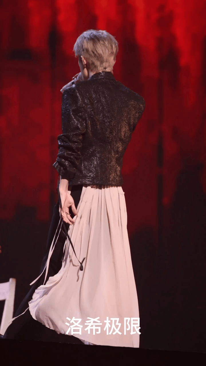 易烊千玺好美弟弟演唱会好像穿了裙子，这摇曳生姿的美，第一次见好