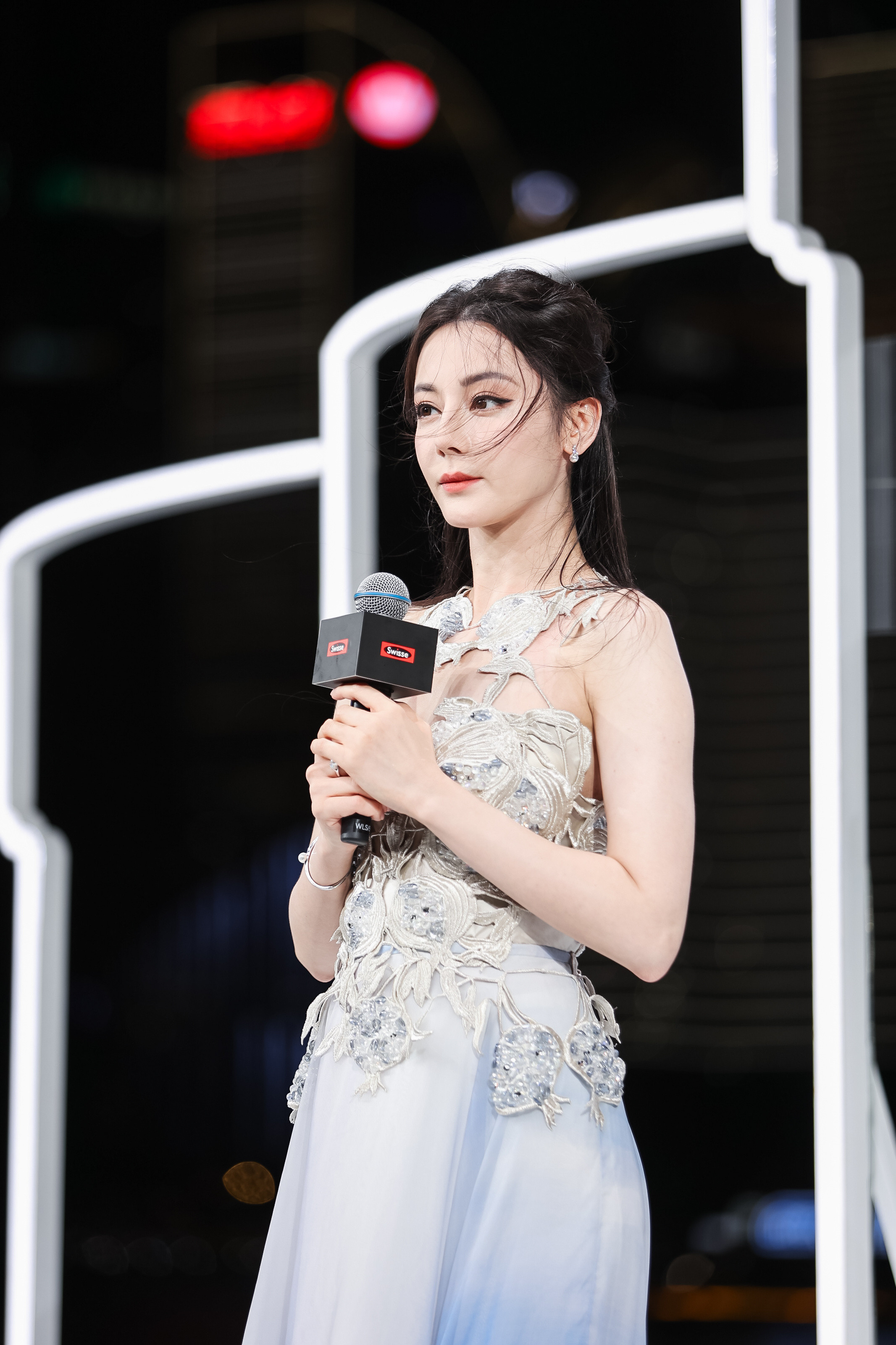 热巴怎么能漂亮成这样谁懂啊！姐姐的漂亮根本不是硬凹的，是从皮肤里透出来的健康感