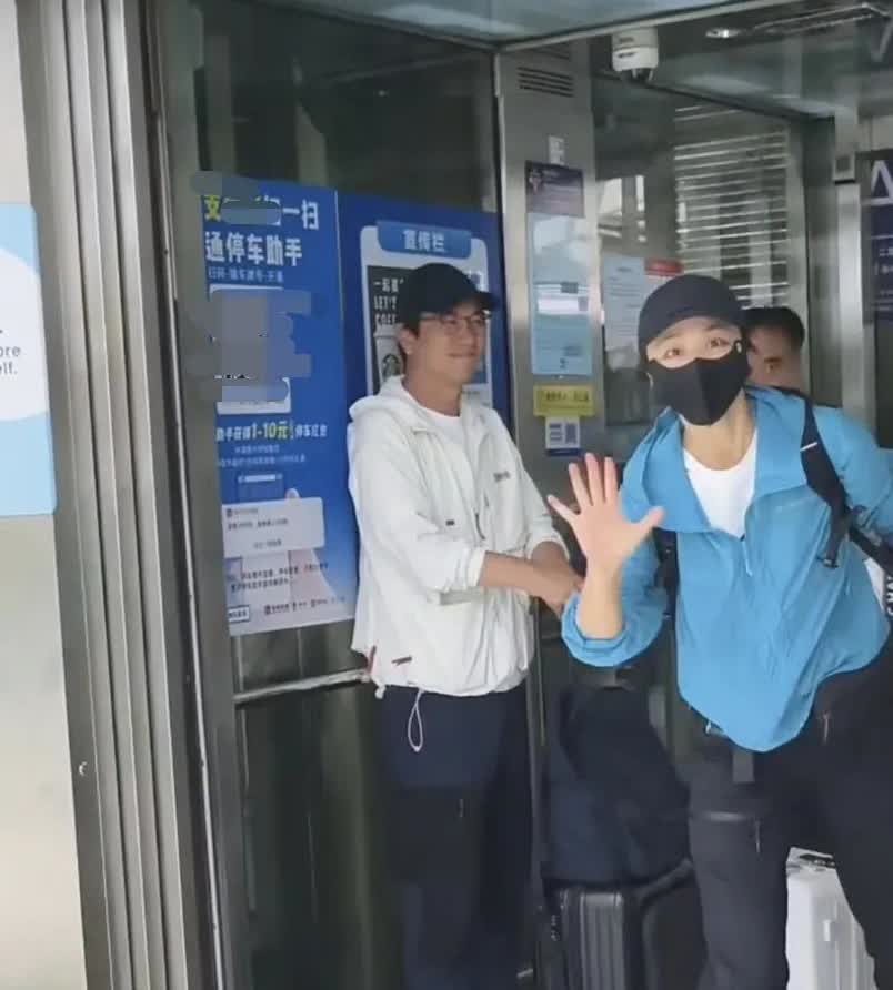 汤唯一家人现身机场，老公宠溺的看着搞怪的汤唯，9岁女儿已经长到老公肩部，神似小版
