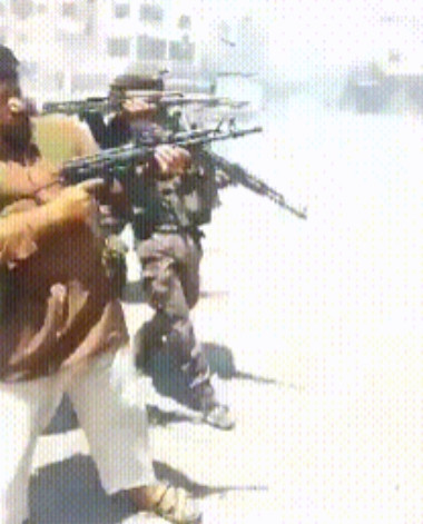 残暴，部落战兵一路烧杀抢掠，叙利亚街头冲突出现独有的行刑场面！19日晚消息，阿