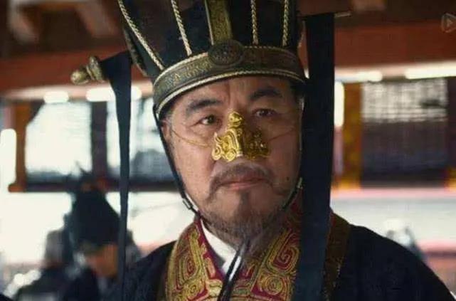 一个被割了鼻子的男人，在自家大门后头闭门不出整整八年。八年没见过天光，没说过一句