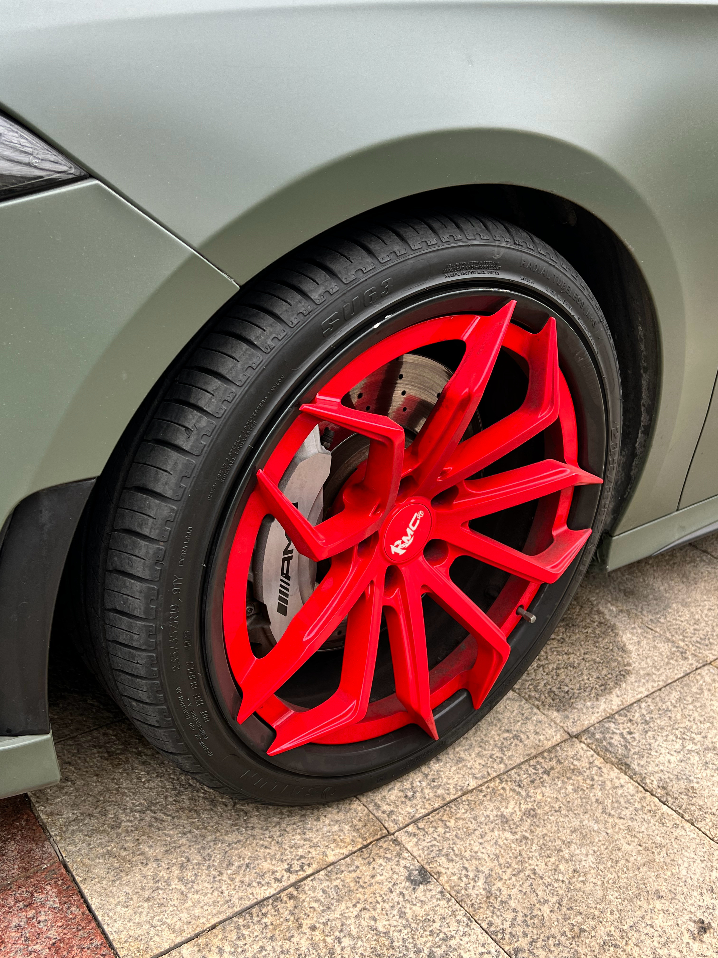 给嫂子拜完年，嫂子出门送我我走到这个车旁边，拿出手机，准备拍照我嫂子问我“哎呀，