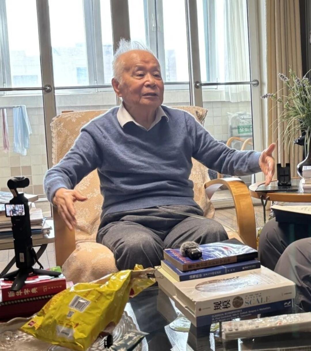 何祚庥老院士回应藏锋先生，说这条思路当年他没有想到。8月8日上午10点多钟，何