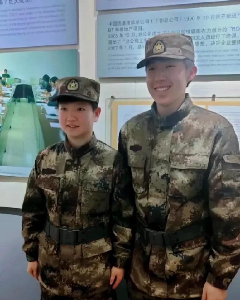 茉莉方糕，是他俩。军训双人合照，只有他俩。打完球出来累得站不住，第一句还是问“莎