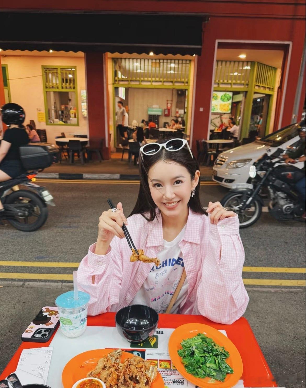 陈赫老婆张子萱42岁状态没有人知道他们三个当初到底怎么回事，但陈赫一定对她很好，
