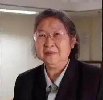 八旬老人挤公交没人让座，有人认出她是毛泽东女儿李敏时，全车人都沉默了。这个画