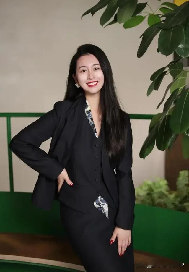 职场女性的魅力就藏在那自信的微笑和优雅的气质里。自信微笑是她们的秘密武器。它能