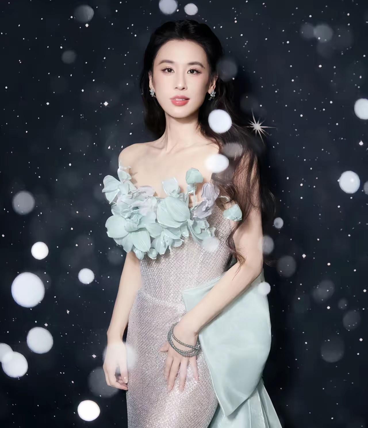 杨子估计后悔死了翻来覆去想了很久，怎么也不明白离婚后的黄圣依怎么变成了这样，变得