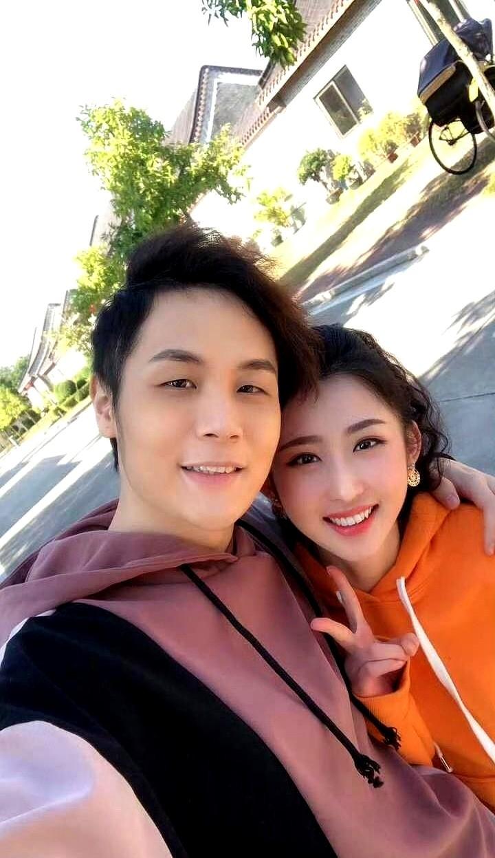 康天庥作为外来剧组里的核心演员，以同框就不再拍为由胁迫剧组他想以此让剧组砍掉