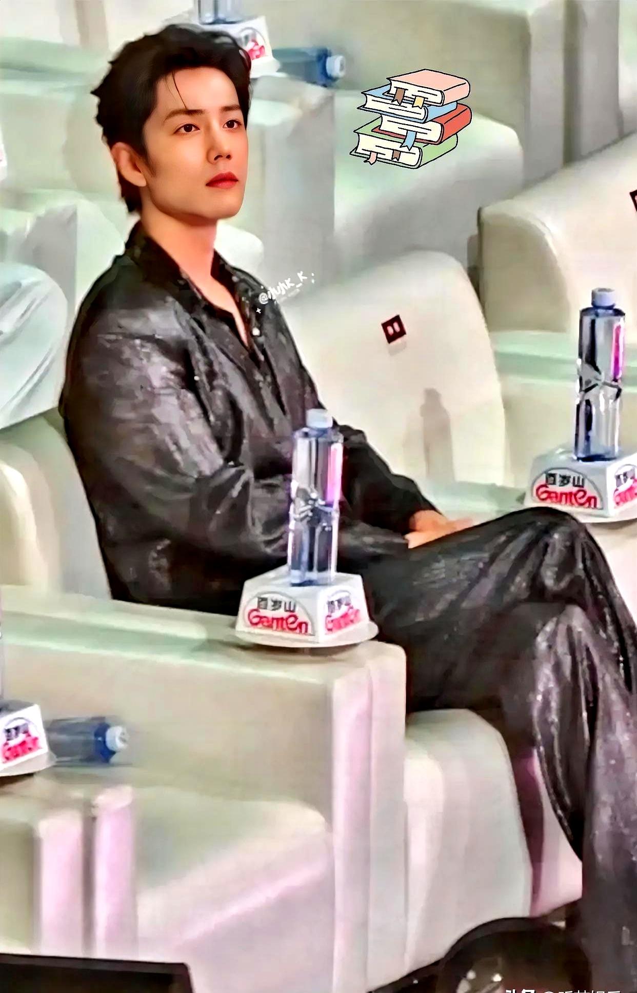 同一场盛典艺人走了大半，肖战坐了整整5小时。上个月微博之夜他被临时挪走座位名