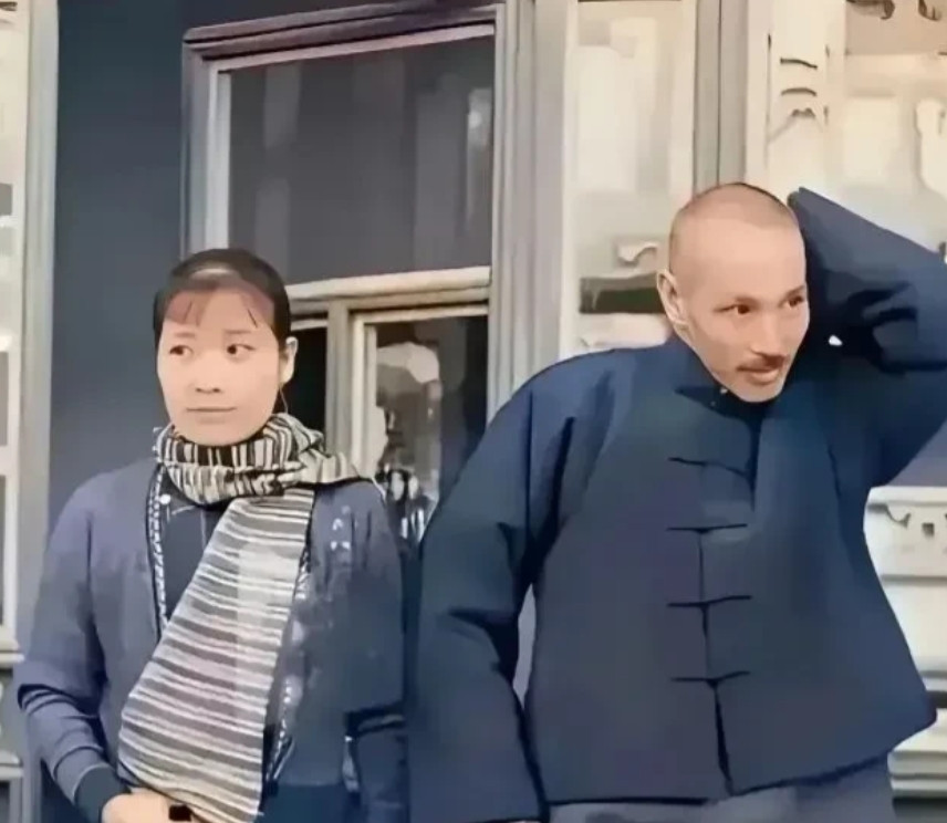 原来真实的宋美龄是长这样的，不得不说，虽然不是很漂亮，但是气质真好啊。[哈哈