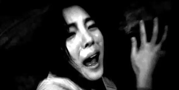 1938年，日寇侵入盐城，入村捉了一个16岁女孩，为首的鬼子施暴不成功，正欲一枪