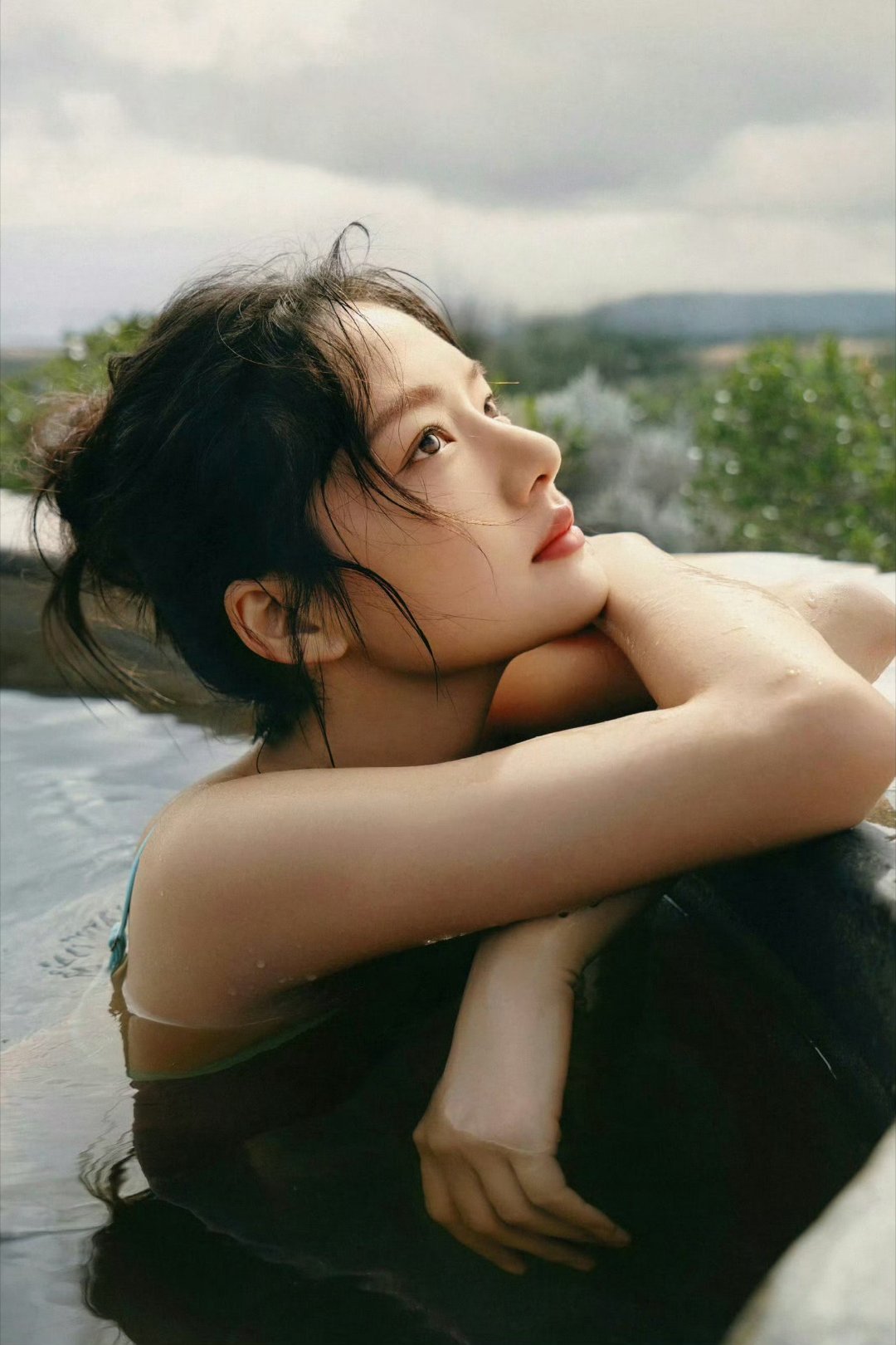 任敏这套杂志泳装照，有点复古哎！好像我姨年轻时穿的泳装，我姨今年快60了