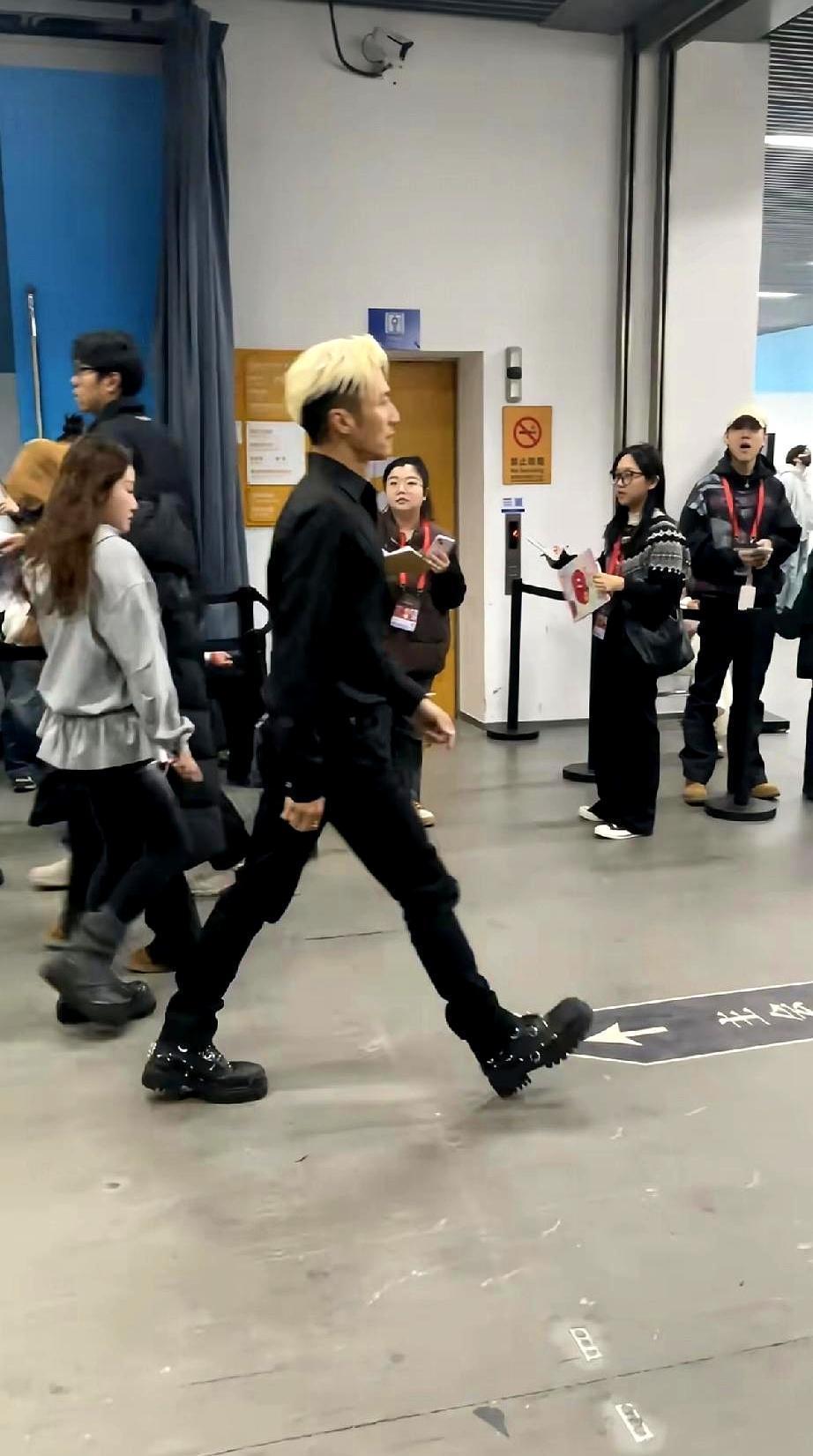 675万的宝格丽蛇骨链，压不住他45岁的油光和皱纹。金发染了，网纱透视衣穿