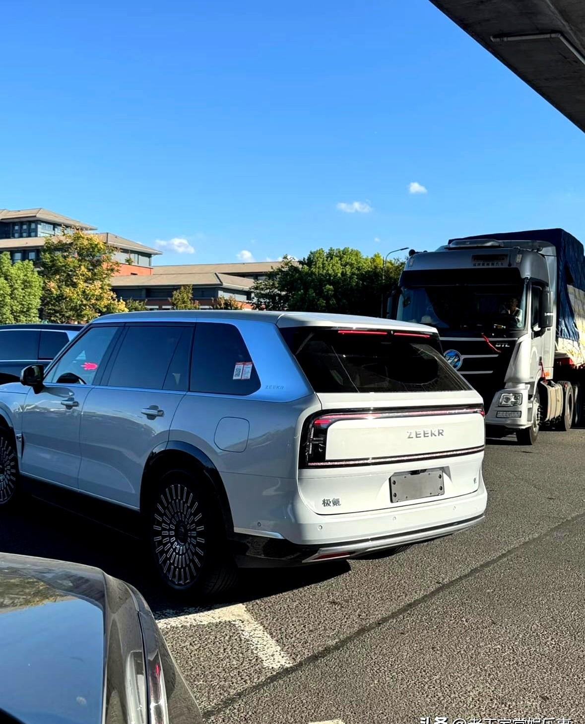昨天刚刷完极氪009光辉发布会，今早杭州天目山路口就撞见实车。网友当场开麦：科
