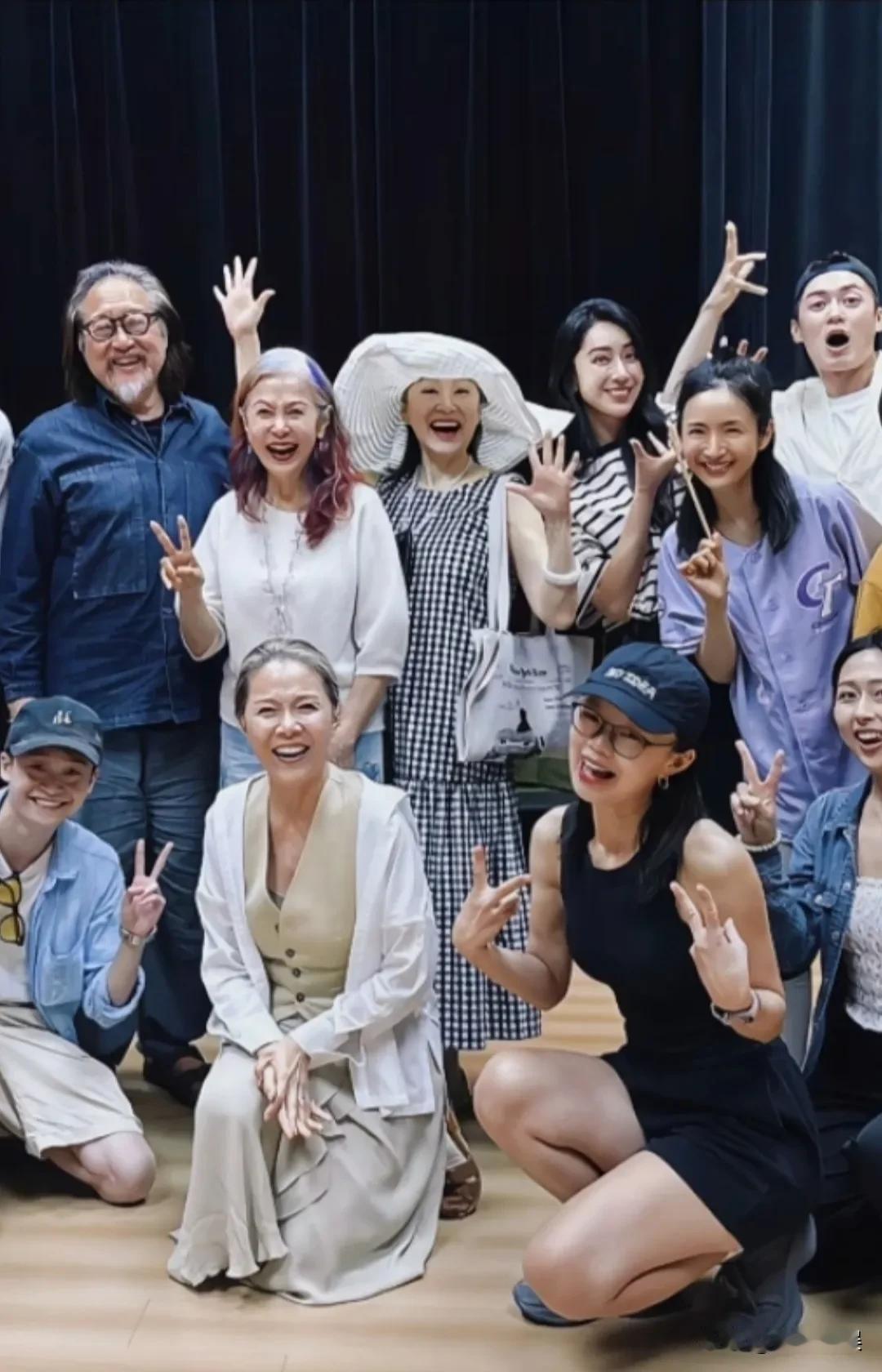 林青霞的的审美，永不过时啊！72岁的她和话剧团演员同框，戴着白色大遮阳帽，身穿