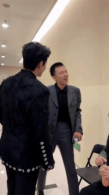这小伙儿可以！让王鹤棣加了两次好友，长的也挺帅，个子蛮高，身材比例相当好，板正利