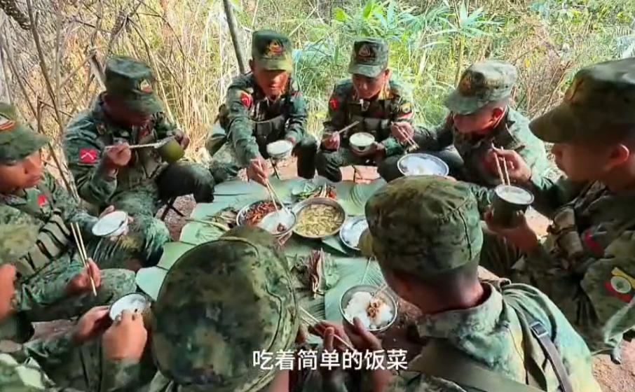 勐拉同盟军的饭菜很简单！山野里挖的螃蟹，然后烤熟以后做蘸水，就着其他菜叶一起