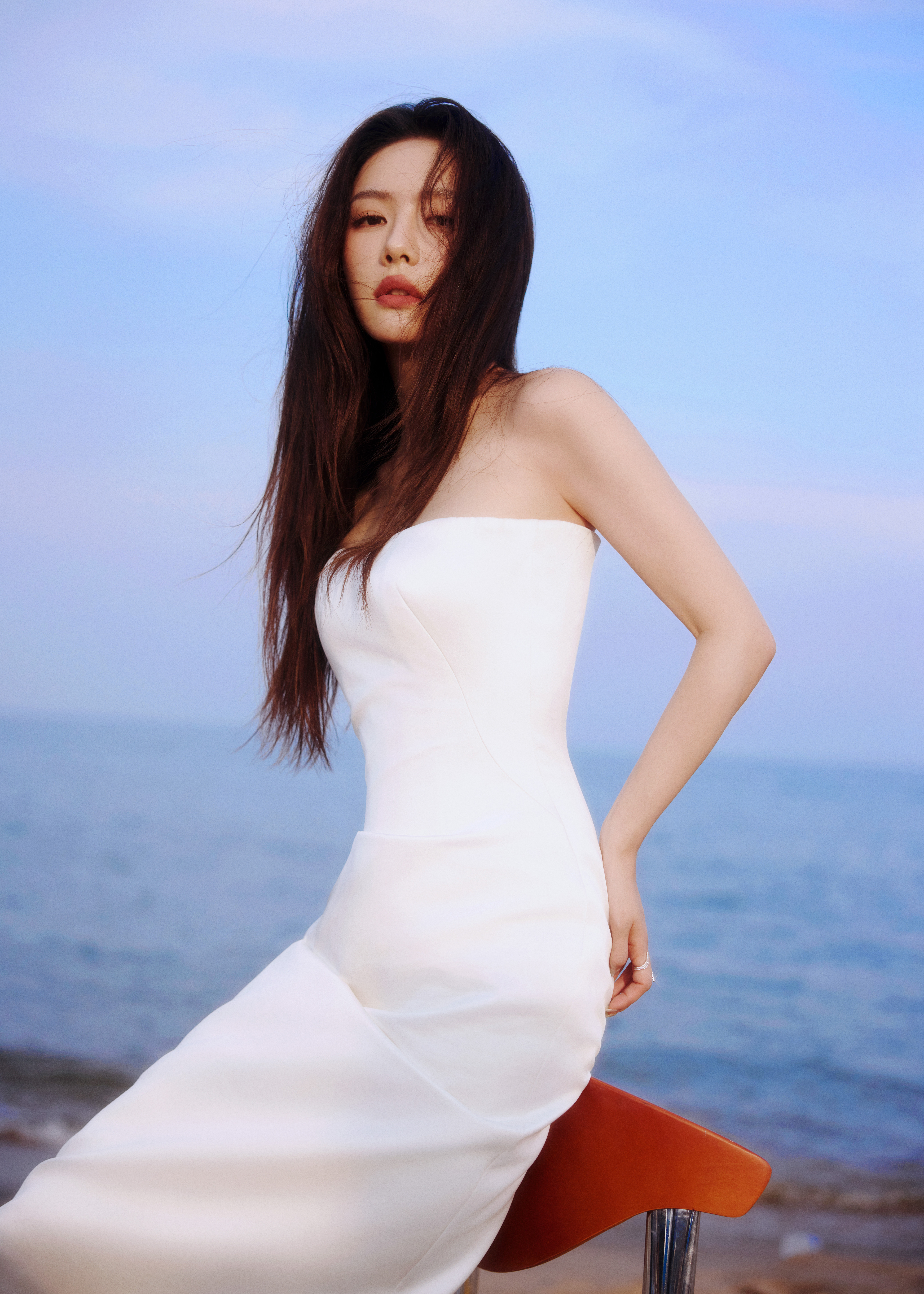 蔡文静一袭白裙，尽显优雅。长发随风轻扬，身姿曼妙，自带一种从容又高贵的氛围感。