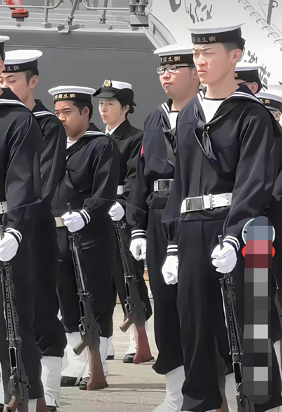 看到日本自卫队照片，放心了不少！跟咱们自己的子弟们没得比！