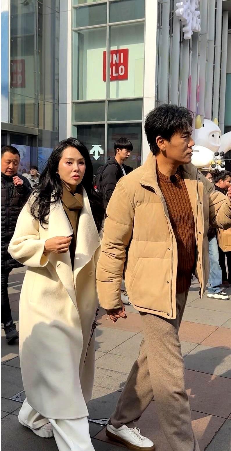 零下十几度，沈阳中街，秦昊突然把伊能静的手塞进自己口袋，十指死死扣住。这根本不是