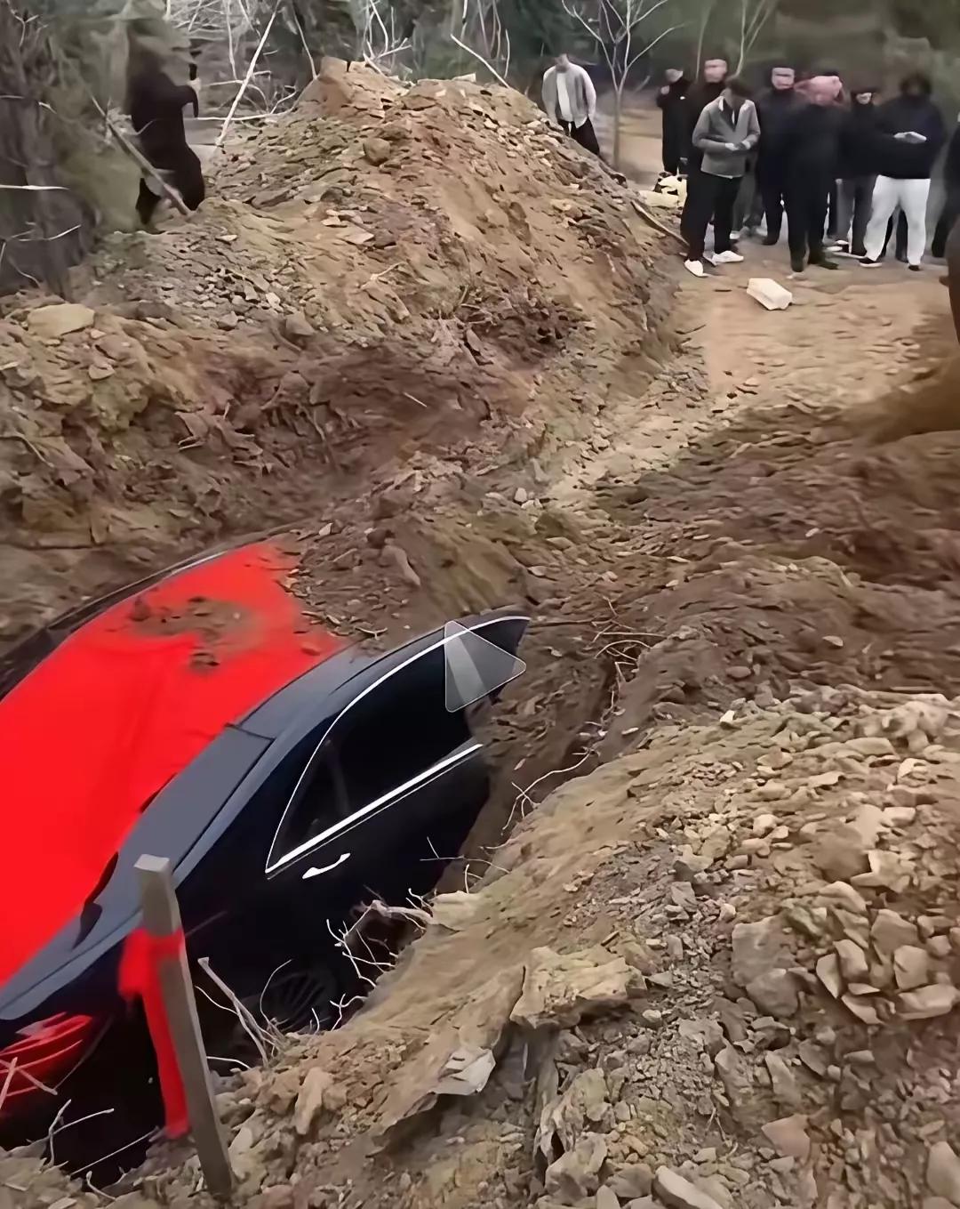 这富豪肯定气死了：给老爹埋辆车陪葬尽孝，碍你们什么事了？那辆车在我家那是九牛一毛