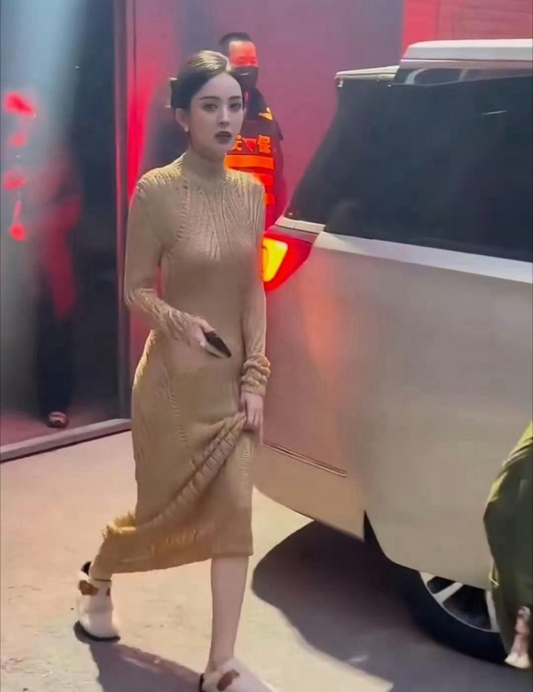 这件毛衣裙啥意思前面基础背面就不基础