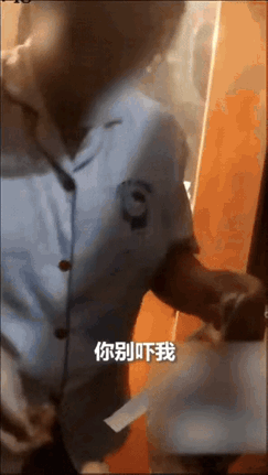 万万没想到。安徽，女生点了一份外卖，结果上门送餐的竟是民警，女生寻思自己没犯法啊