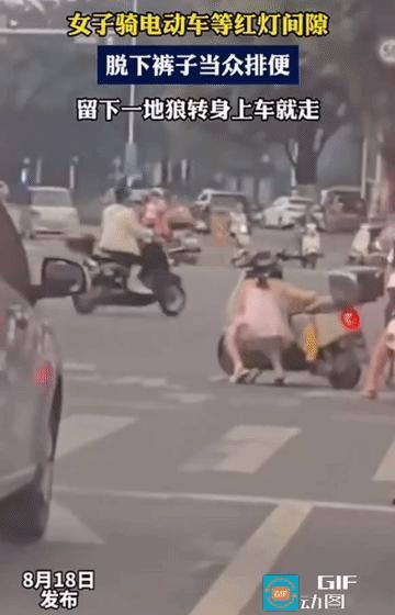 等红灯时路中间直接脱裤子小便！一名女子在路口等红灯期间，直接在路边就地方便，结