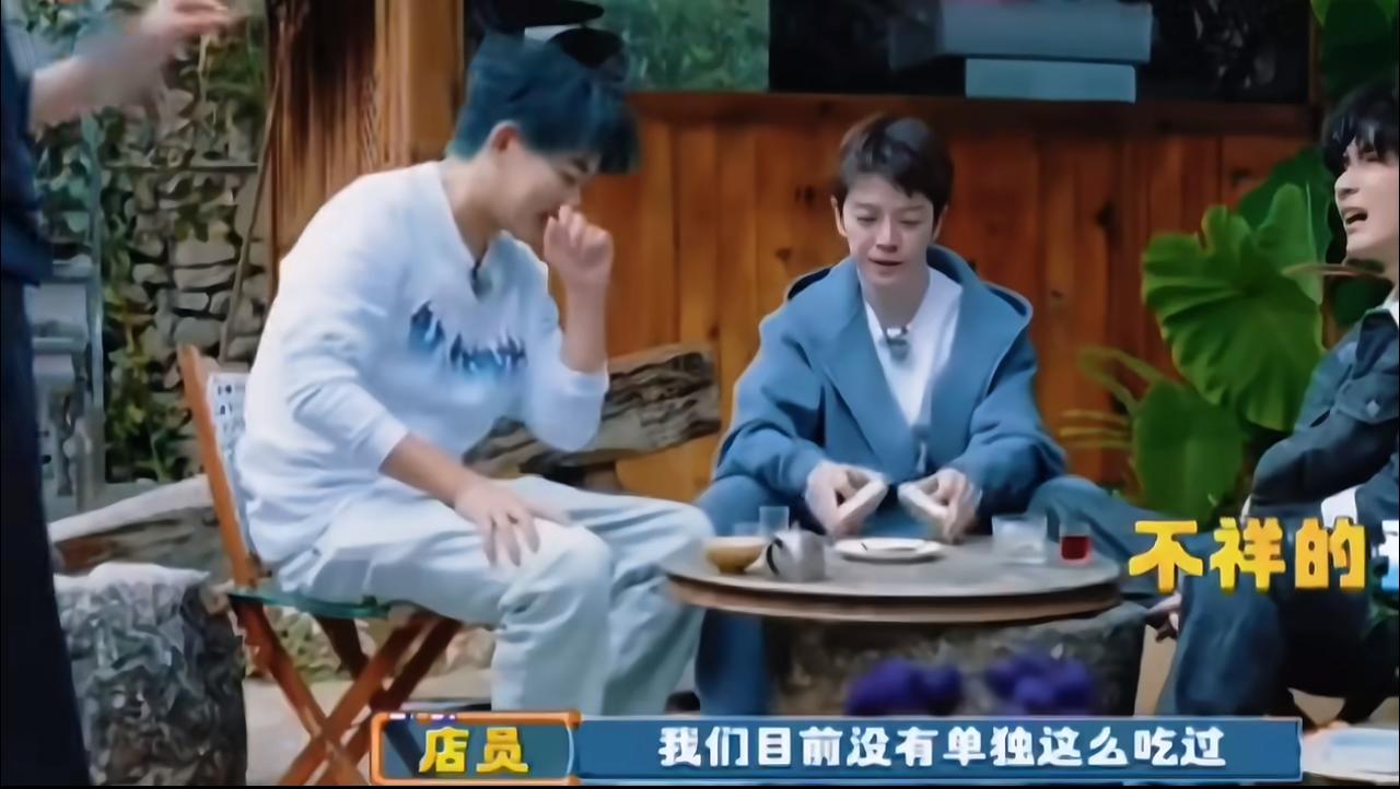 糊糊让冠亚在他面前吃辣椒🌶️。《快乐老友记》上，糊糊手气爆表。一举拿下冠亚