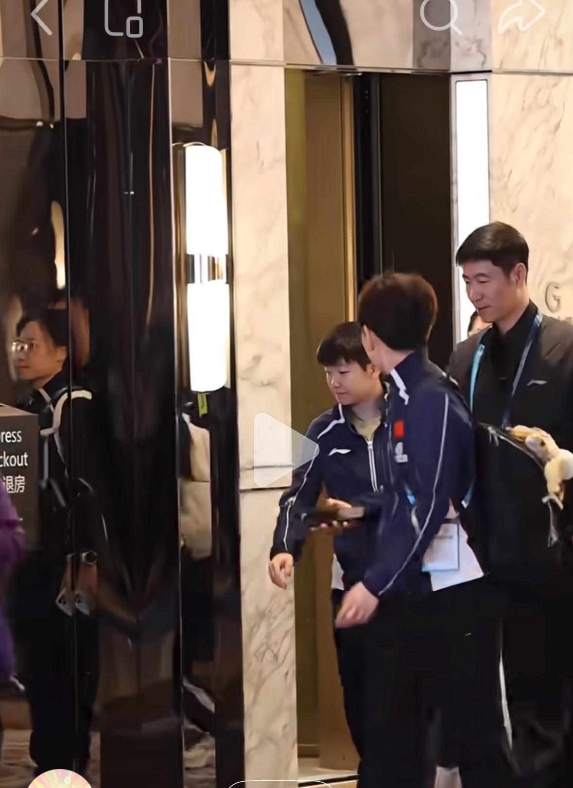 澳门世界杯开赛首日，王励勤主席到场给国乒队加油助威！3月30日，澳门世界杯小组