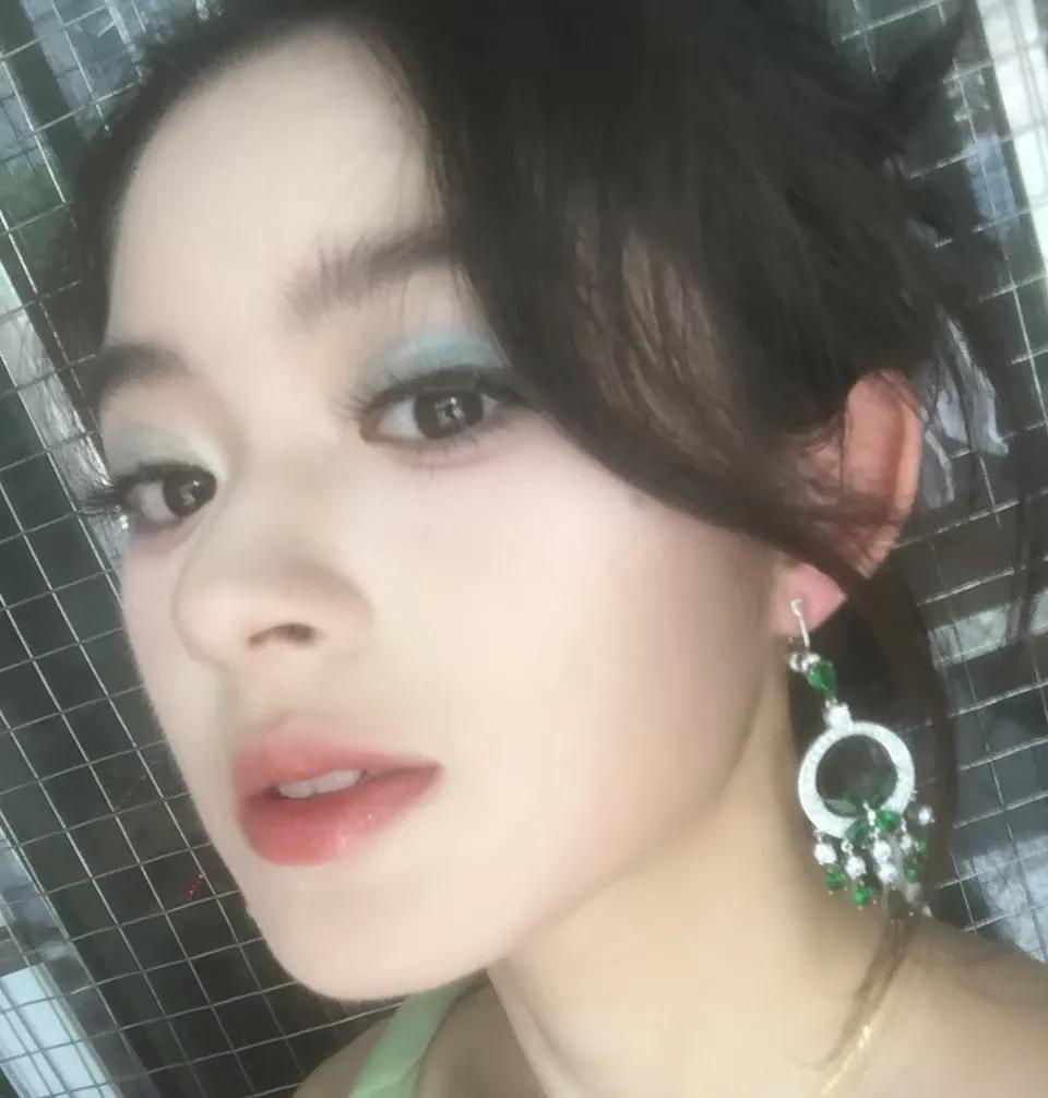 原来一个耳环抵得上我的一辈子，我想她不仅有200的耳环，极大可能不止一副，还有3