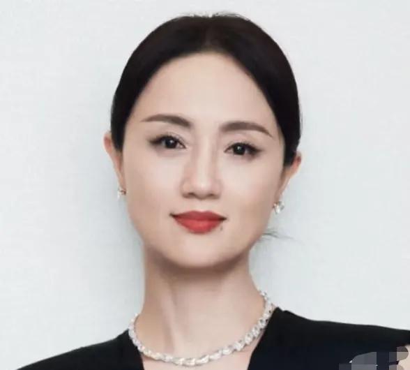在北京做媒体工作的表姐见过朱媛媛本人，她说朱媛媛私下和其他明星区别很大。表姐说