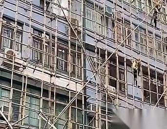 香港一声令下。全港200多栋正在大修的楼，3天之内，外墙挂的那些棚网，必须全部