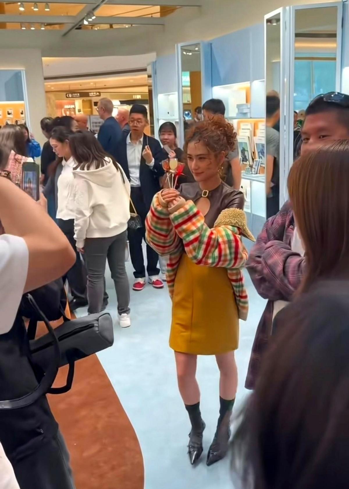 何超莲和王诗龄同框亮相，现场氛围却向着意料之外的方向流转，奇怪得很。何超莲一