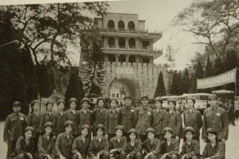 1979年6月20日，最后一批中越战俘交换现场，一名年轻的越军俘虏慢慢走向边境，