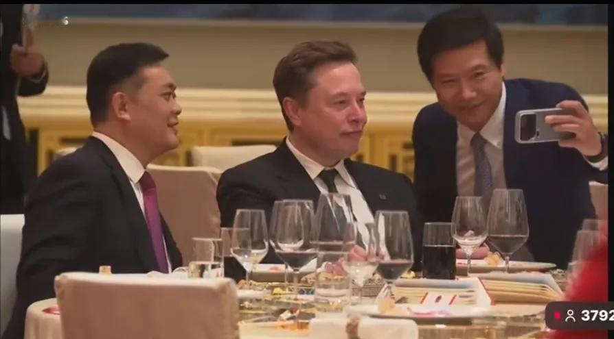 晚宴上，马斯克成众多大佬的追捧对象。不仅雷军主动找马斯克合影，连苹果CEO蒂