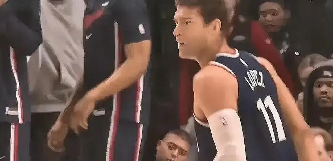 38岁塔克突然复活快船打掘金那场，他扔进4个三分，对面教练直接摔战术板。