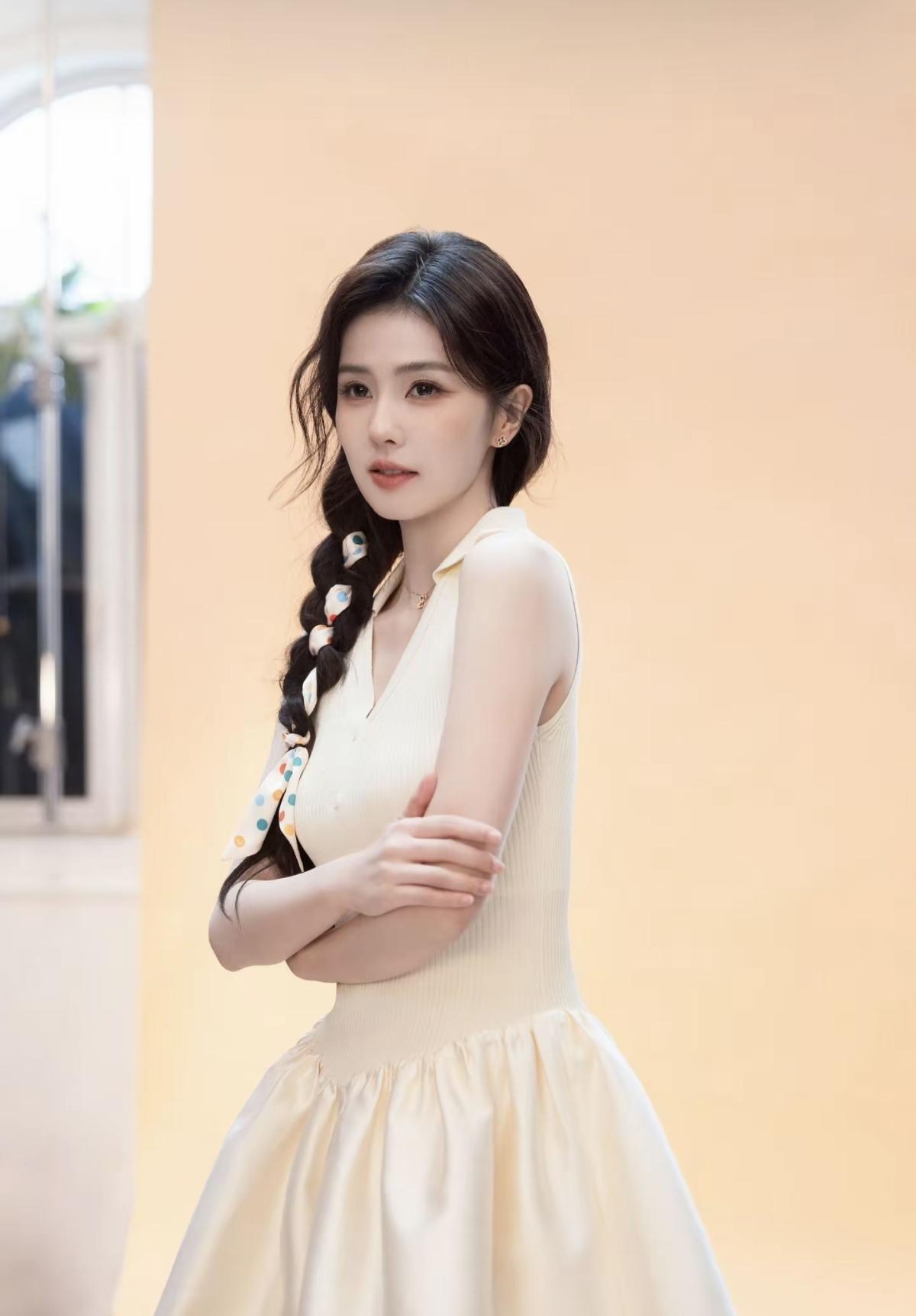被白鹿的笑容戳中心巴，清甜灵动是自带的氛围感[比心]娱乐明星