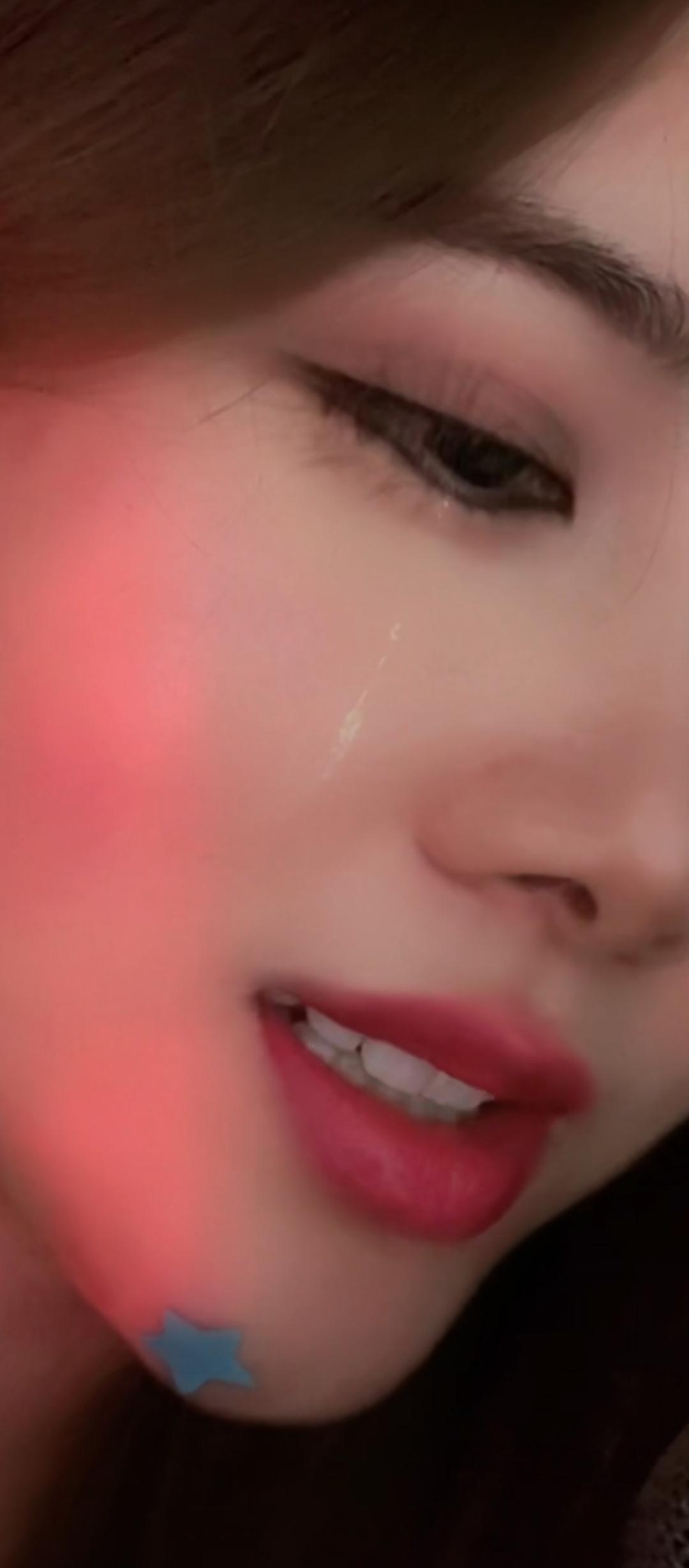 “泪光闪烁，红唇微启，蓝星点缀，唯美动人”💄💦✨
