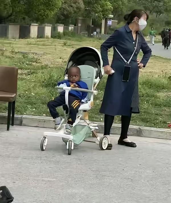 别个带孩子的老人都不知道怎么跟他唠[大笑]