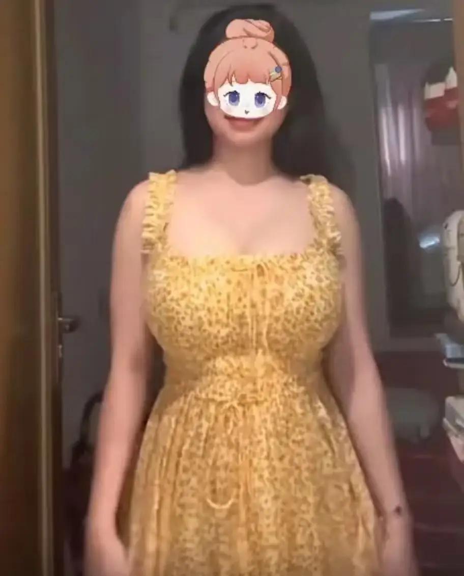 女生想吃大闸蟹，把外卖图发给了两个喜欢她的男生，而两个男生的不同做法，让她不知道