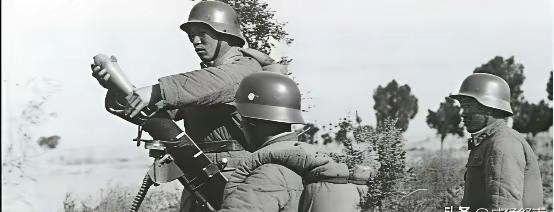 1945年，在山上休息的迫击炮手陈宝柳，忽然发现30多个日军和几个女人，正在不远