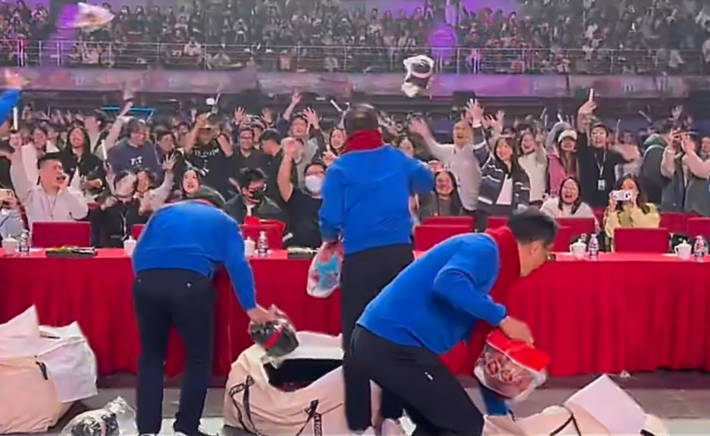 腾讯2026年会真是狠狠羡慕了！腾讯2026年会也太顶了吧，还有老板上场亲自表演