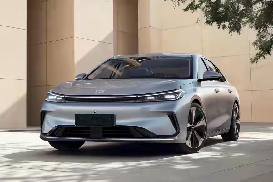 我的吉利银河A7，应该算是开的比较多的吧，快2万公里了，不得不说，混动真的很香，