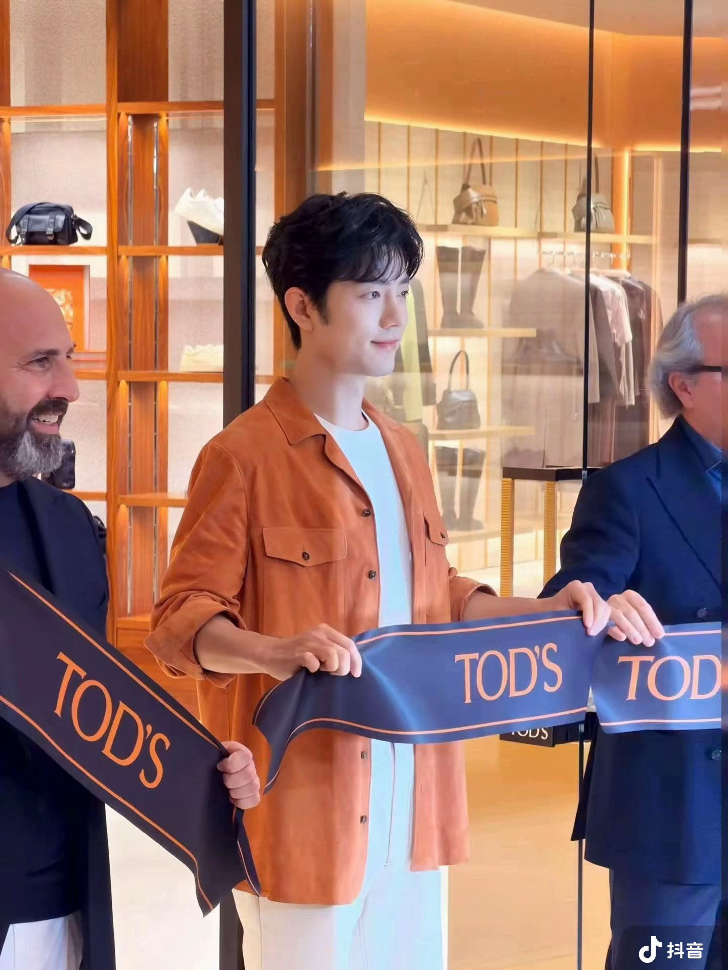 谁懂啊，我真的好喜欢这种细节控，他还把彩带叠起来，他真不管外形还是内在全都在我审