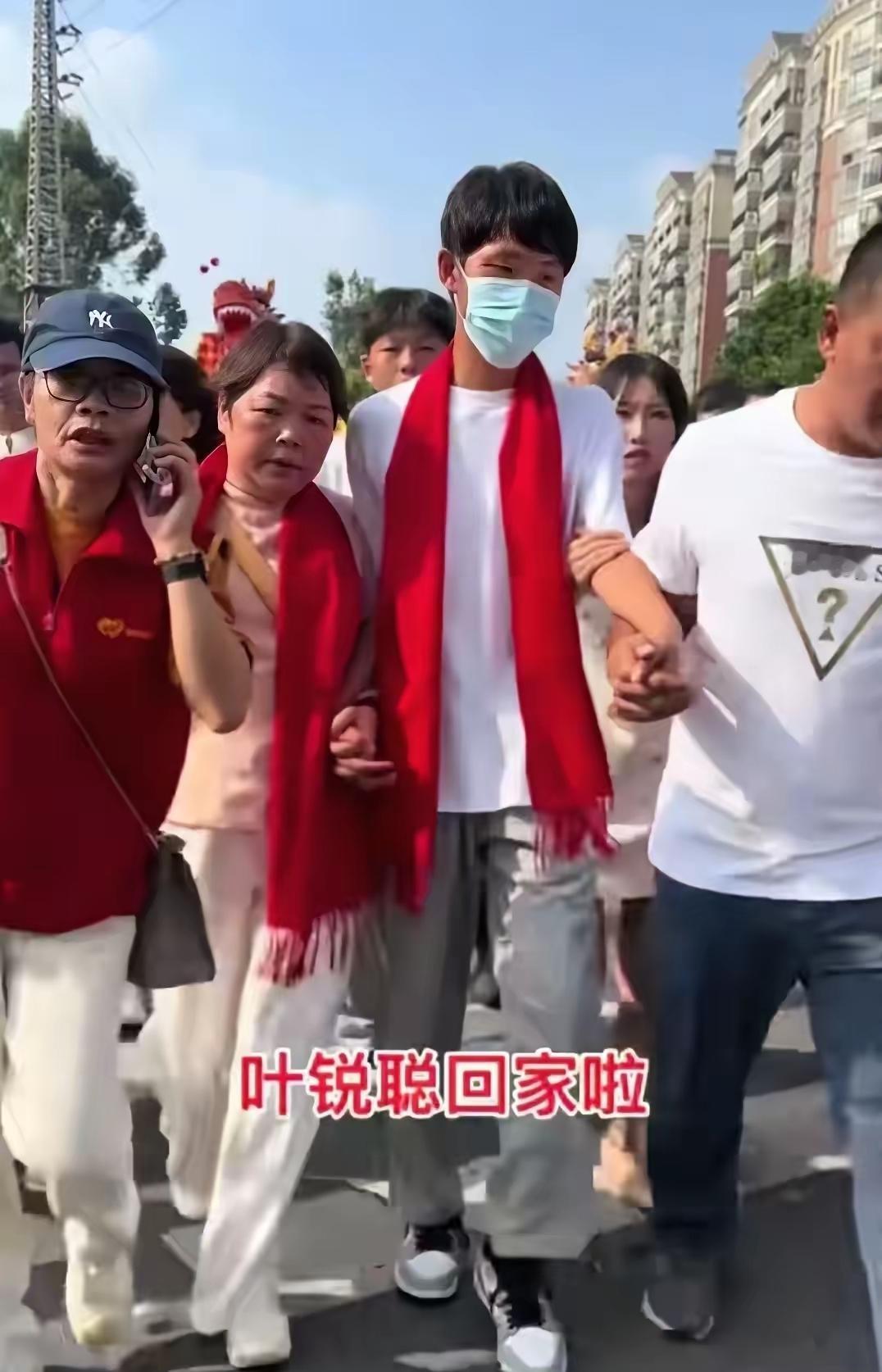 谁能想到啊！19岁的叶锐聪暑假还在帮街坊打工贴补家用，一趟广州寻亲直接发现自己是