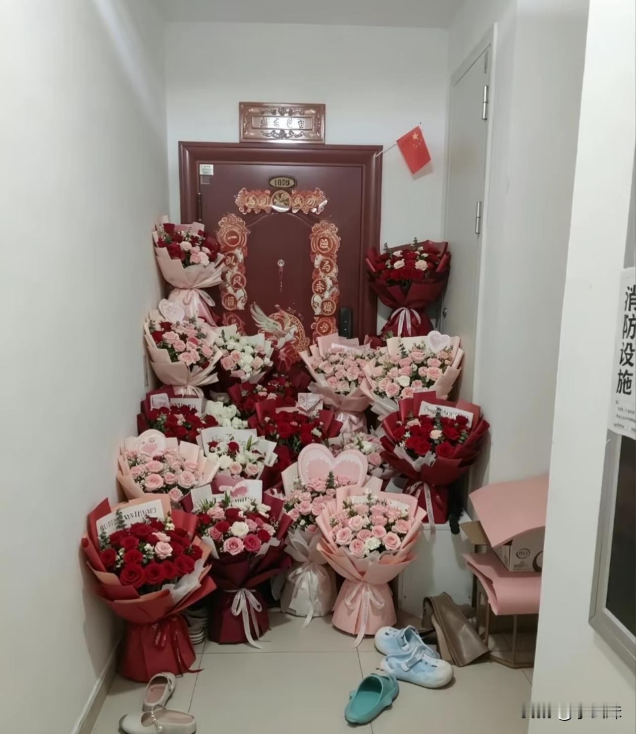 对面邻居家门口的花也太吓人了