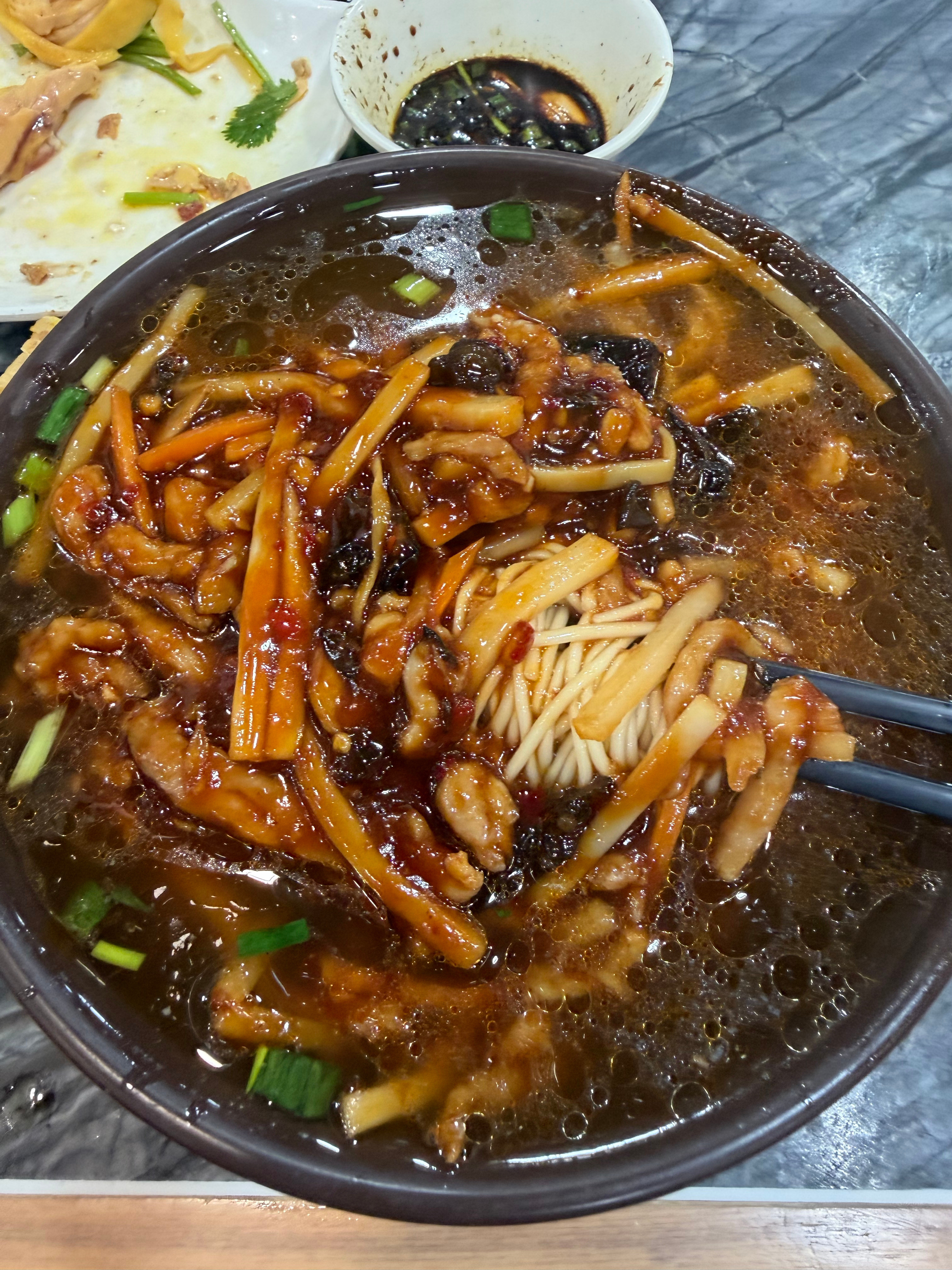 小馄饨6元，鱼香肉丝面16元，鳝丝面22元，还来了四分之一腿一共76元冲200还